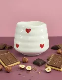 Bougie parfumée coulée dans une tasse en céramique. Senteur gourmande noisettes, chocolat et vanille.