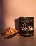 Bougie parfumée cire végétale premium. Senteur feu de bois vanillé. Notes chaudes et boisées. Madeleine de Pourpre.