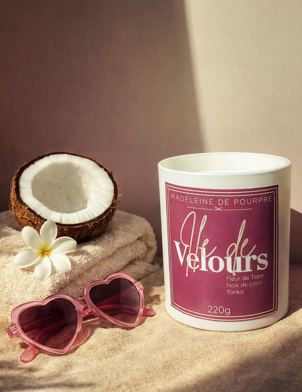 Bougie parfumée artisanale.Senteur solaire, noix de coco, fleur de tiaré,tonka. Cire végétale.Madeleine de Pourpre.