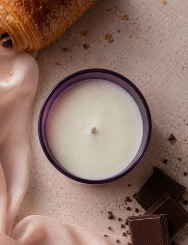 Bougie parfumée pain au chocolat, cire végétale sans paraffine. Fragrance gourmande et réconfortante.