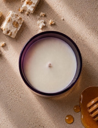 Bougie parfumée premium, cire végétale colza-coco sans paraffine.Combustion propre. Bougie Madeleine de Pourpre.