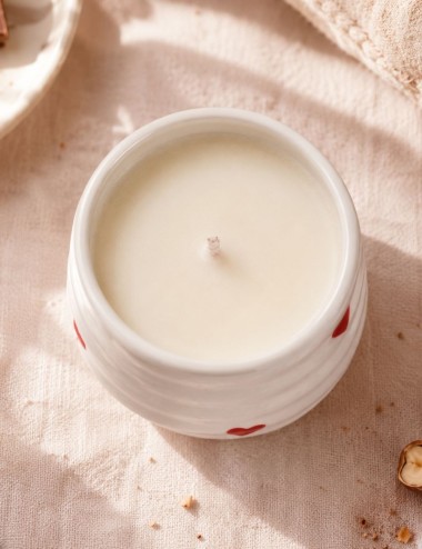 Bougie parfumée coulée dans une tasse en céramique. Senteur gourmande noisettes, chocolat et vanille.