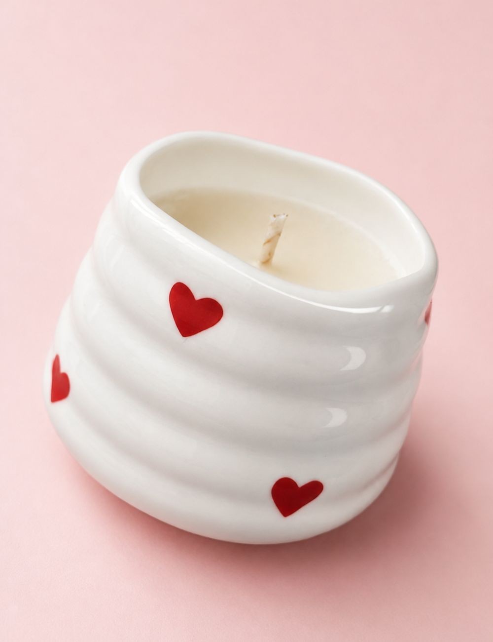 Bougie parfumée coulée dans une tasse en céramique. Senteur gourmande noisettes, chocolat et vanille.