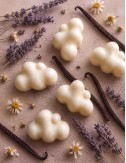 Fondants parfumés en forme de nuage de cire. Senteur relaxante lavande,camomille. Cire végétale. Madeleine de Pourpre.