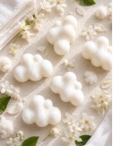 Fondants parfumés en forme de nuages, cire végétale premium. Senteur chic et propre.Madeleine de Pourpre.