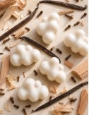 Fondants parfumés en forme de nuages de cire végétale colza-coco. Senteur ambiance feu de bois vanille. Madeleine de Pourpre.