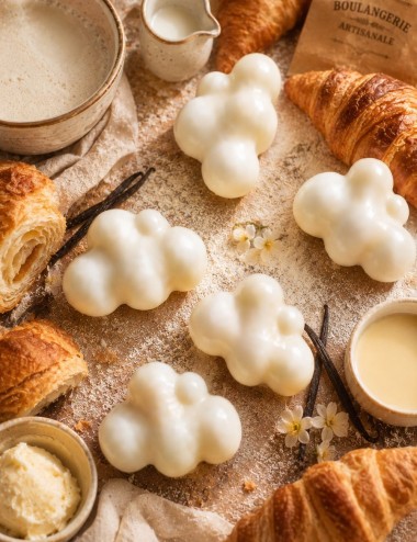 Fondants parfumés en cire végétale. Forme douce de nuages. Senteur gourmande et vanillée. Croissant chaud. Madeleine de Pourpre.