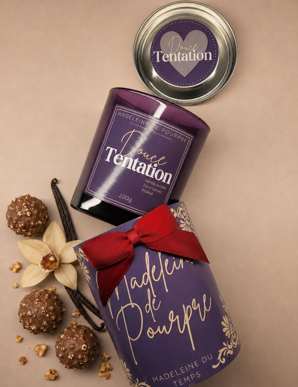 Bougie parfumée aux notes gourmandes de praliné,fève cacao, vanille. Senteur gourmande. Cire végétale. Madeleine de Pourpre.