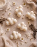 Fondants parfumés en forme de nuages de cire végétale. Senteur talc bébé poudré. Madeleine de Pourpre.