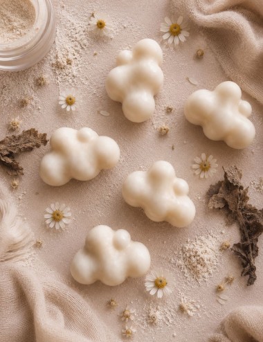 Fondants parfumés en forme de nuages de cire végétale. Senteur talc bébé poudré. Madeleine de Pourpre.