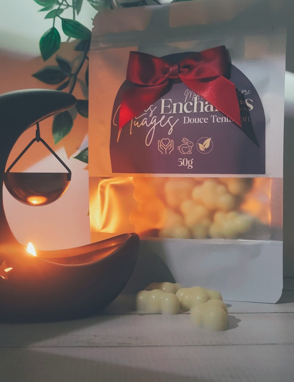 Sachet fondants parfumés solides , brûle parfum lune suspendue.Senteur gourmande rocher praliné. Madeleine de Pourpre.