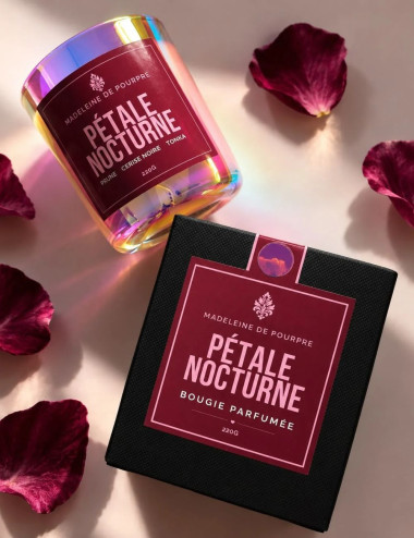 Bougie parfumée Pétale Nocturne. Senteur prune de damas et rose. 
Madeleine de Pourpre.